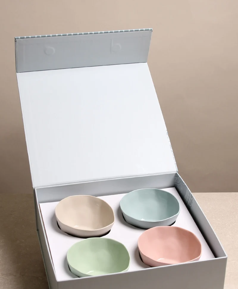 Geschenk-Box mit 4 kleinen Porzellan Schalen