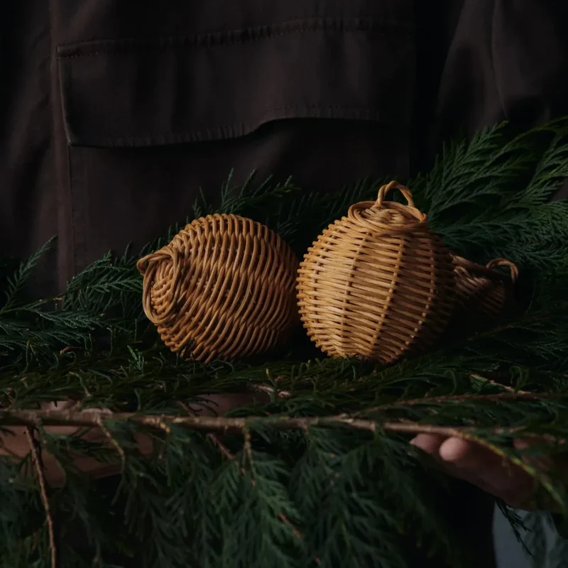 Braided Christbaumschmuck aus Rattan geflochten - ferm LIVING