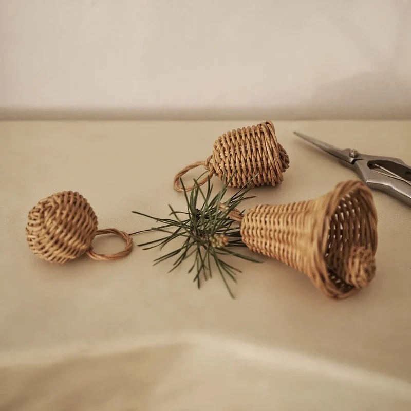 Braided Christbaumschmuck aus Rattan geflochten - ferm LIVING
