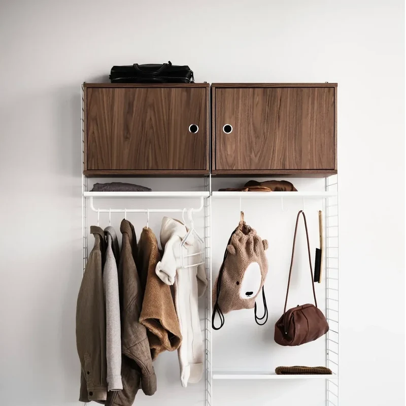 String Schrank mit Schwenktür - String Furniture