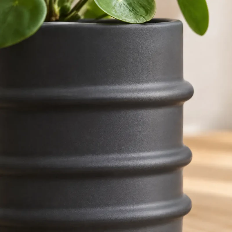 Übertopf schwarz, weiß, grau oder grün – matte Keramik mit Rillen