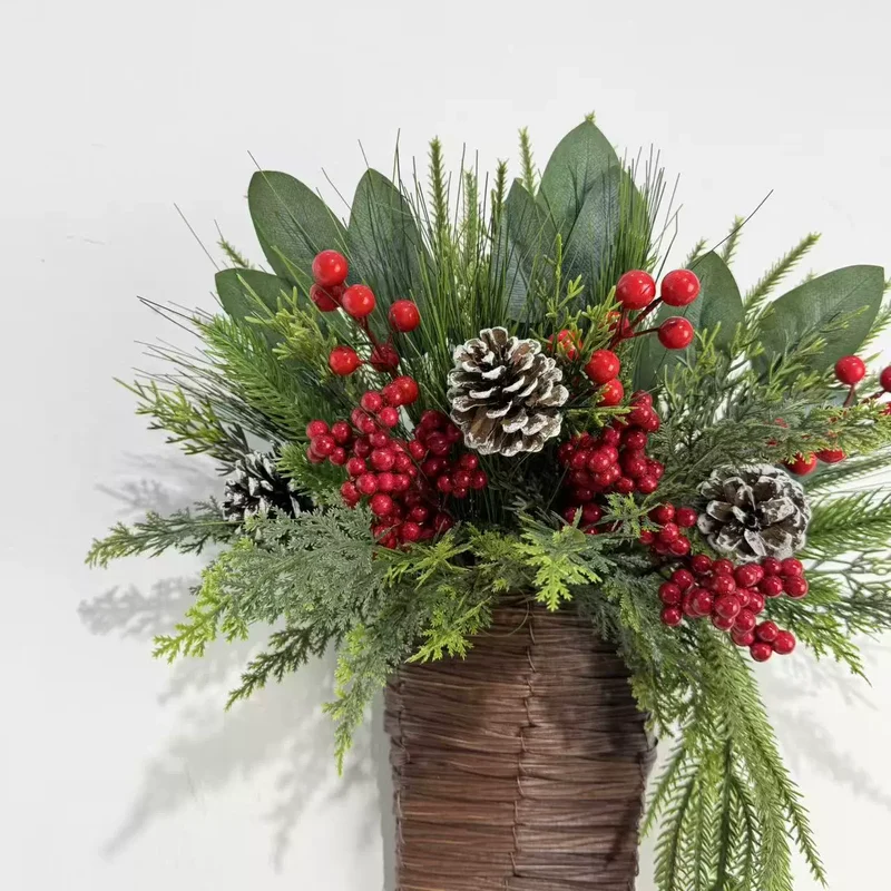 Weihnachtskranz Deko 38 cm mit Kiefernzapfen, roten Beeren und Tannengrün - realistischer Adventsschmuck für Tür, Wand, Tisch, Hotel, Café