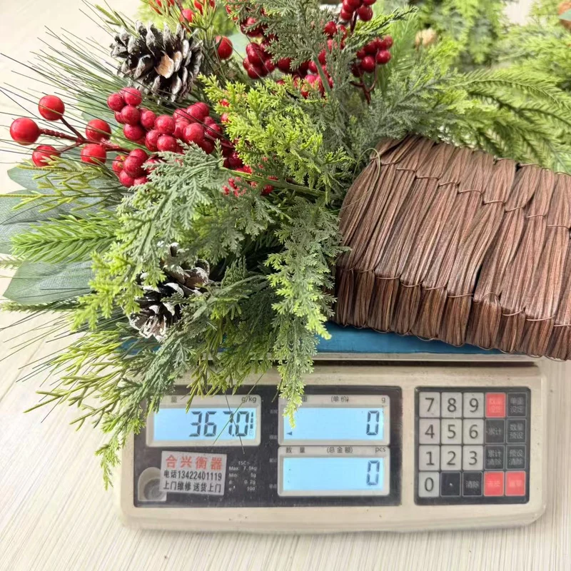 Weihnachtskranz Deko 38 cm mit Kiefernzapfen, roten Beeren und Tannengrün - realistischer Adventsschmuck für Tür, Wand, Tisch, Hotel, Café