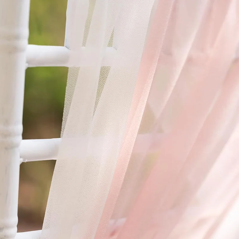 Künstliche Stuhldekoration für Hochzeiten, 60 cm langer Blumenstrauß mit 2x transparenten Organza-Bändern (20x250 cm), Outdoor-tauglich