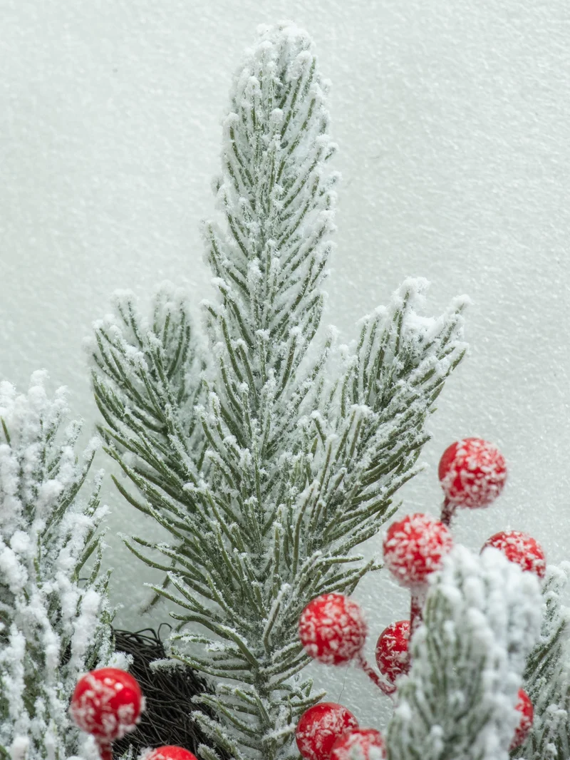 Weihnachtskranz mit Schnee und roten Beeren, 55 cm Durchmesser, realistisch, für Haustür, Fensterdekoration, Hochzeiten, Veranstaltungen