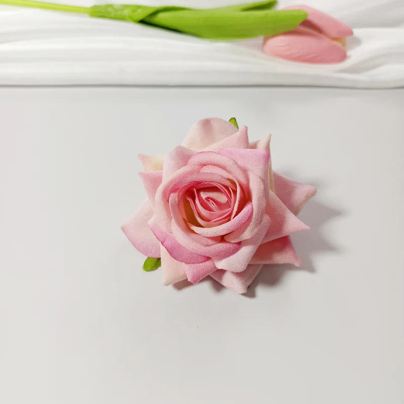 50x Samt-Rosenköpfe 5,5 cm, Künstliche Rosen zum Basteln, Hochzeitsdeko, Gestecke, Anstecker, Premium DIY Blütenköpfe