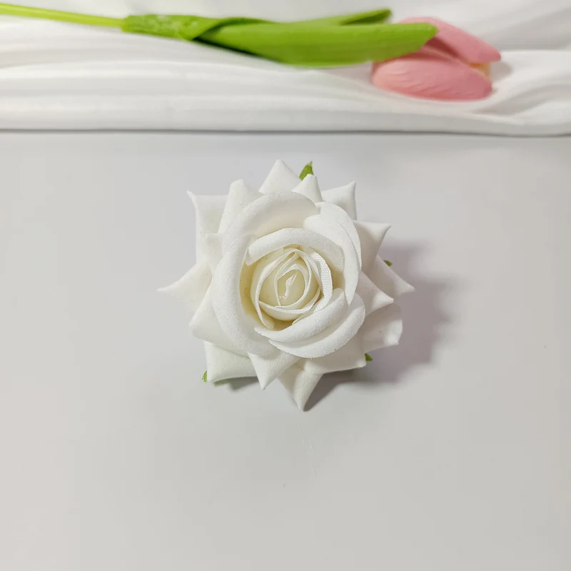 50x Samt-Rosenköpfe 5,5 cm, Künstliche Rosen zum Basteln, Hochzeitsdeko, Gestecke, Anstecker, Premium DIY Blütenköpfe