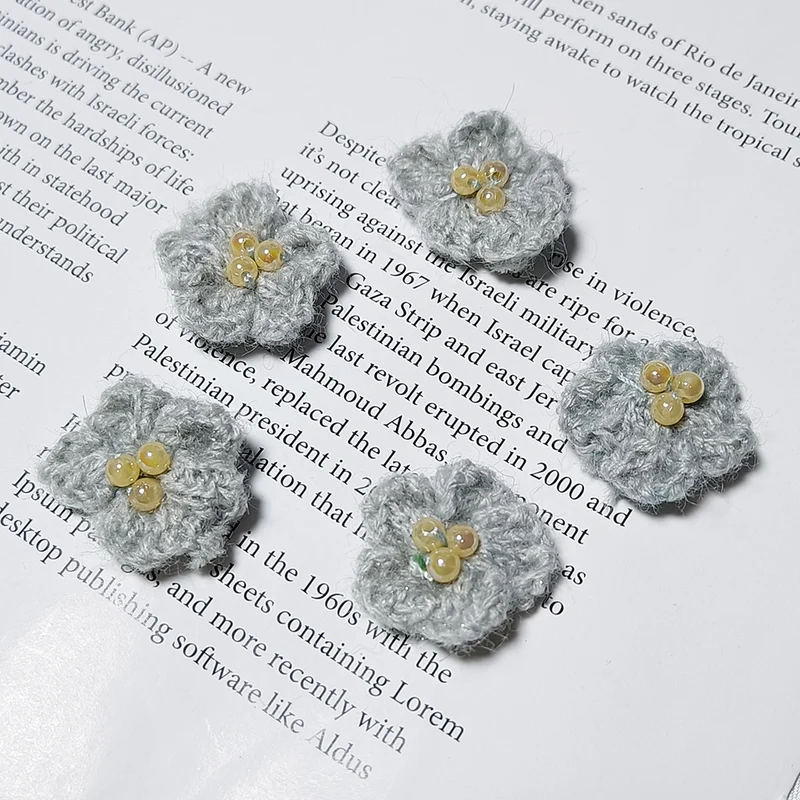 5er Set Gestrickte Gänseblümchen 3cm, Wollblumen Applikationen in warmen Farbtönen, Handarbeit Deko zum Basteln, für DIY Haarschmuck, Geschenkverpackung, Hochzeit
