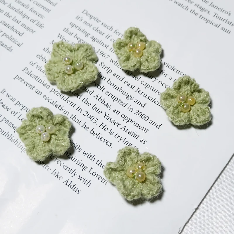 5er Set Gestrickte Gänseblümchen 3cm, Wollblumen Applikationen in warmen Farbtönen, Handarbeit Deko zum Basteln, für DIY Haarschmuck, Geschenkverpackung, Hochzeit
