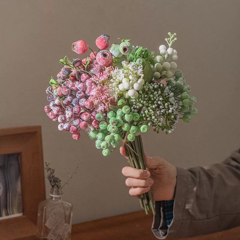 Künstlicher Beerenstrauß 33cm, Realistischer Deko Zweig mit Früchten, für Vase, Herbstdeko & Gestecke, langlebige Kunstblumen