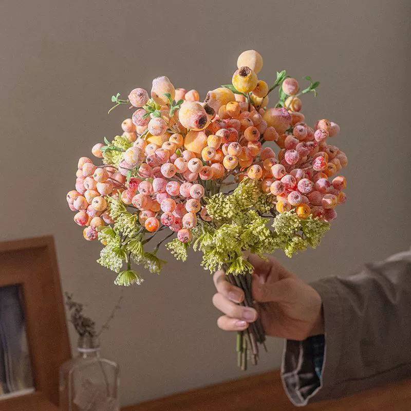 Künstlicher Beerenstrauß 33cm, Realistischer Deko Zweig mit Früchten, für Vase, Herbstdeko & Gestecke, langlebige Kunstblumen