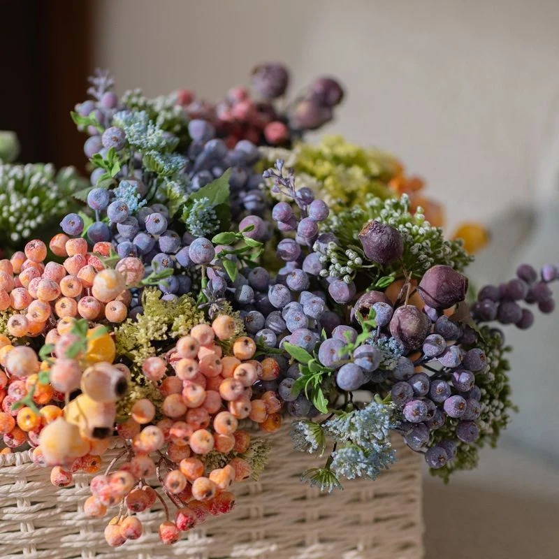 Künstlicher Beerenstrauß 33cm, Realistischer Deko Zweig mit Früchten, für Vase, Herbstdeko & Gestecke, langlebige Kunstblumen