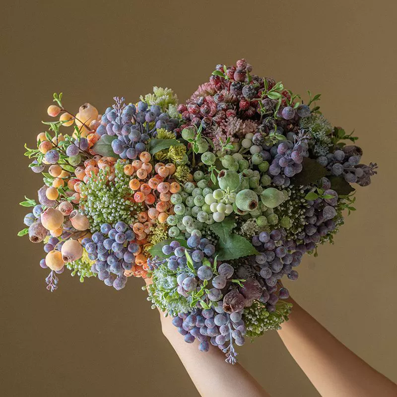 Künstlicher Beerenstrauß 33cm, Realistischer Deko Zweig mit Früchten, für Vase, Herbstdeko & Gestecke, langlebige Kunstblumen