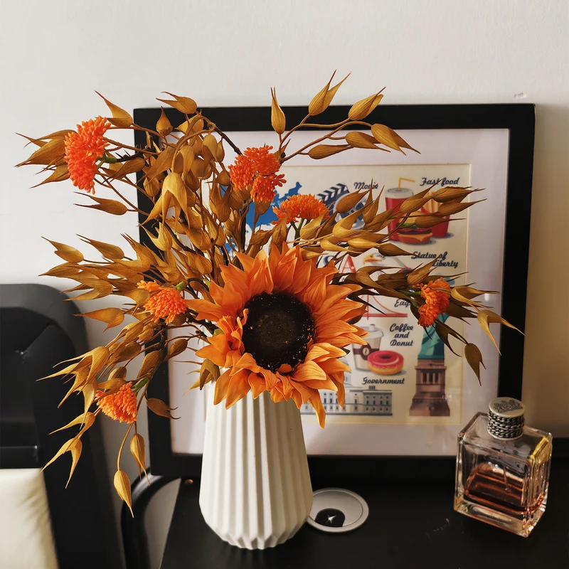 Rustikale Dekoration Künstliche Gerstenähren und Sonnenblumen mit keramischer Vase