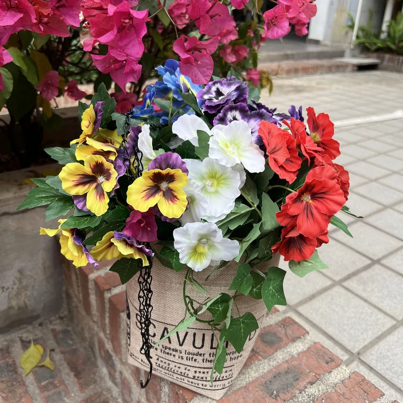 Vorgemontierte künstliche Außenblumen mit Hängeschale Hänge-Efeu-Pflanzen, Stiefmütterchen-Blüten