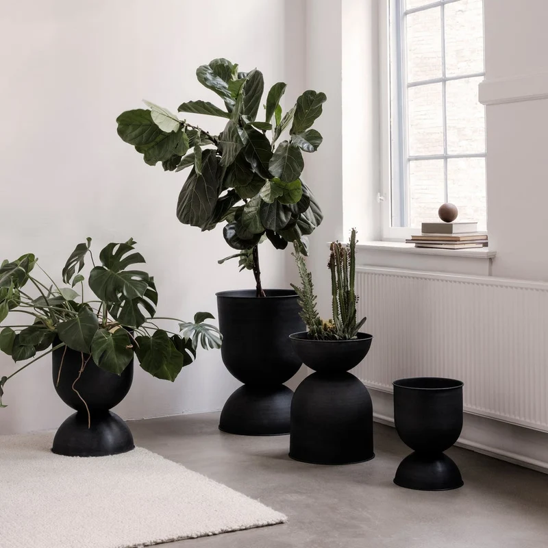 Hourglass Blumentopf schwarz Medium 59cm - ferm LIVING