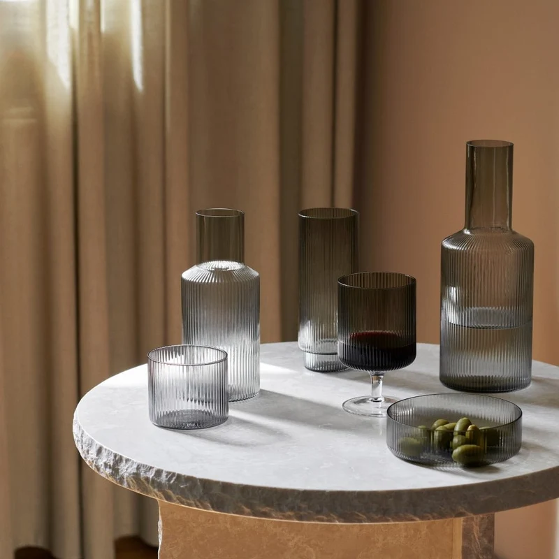 Ripple Karaffe mit Glas als Deckel – Wasserkaraffe von ferm LIVING