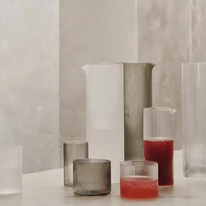 Ripple Wasserkrug aus Glas 1,1 L – geriffelter Glaskrug von ferm LIVING