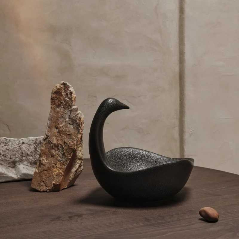 Swan Schwan Deko-Schale Keramik schwarz - ferm LIVING