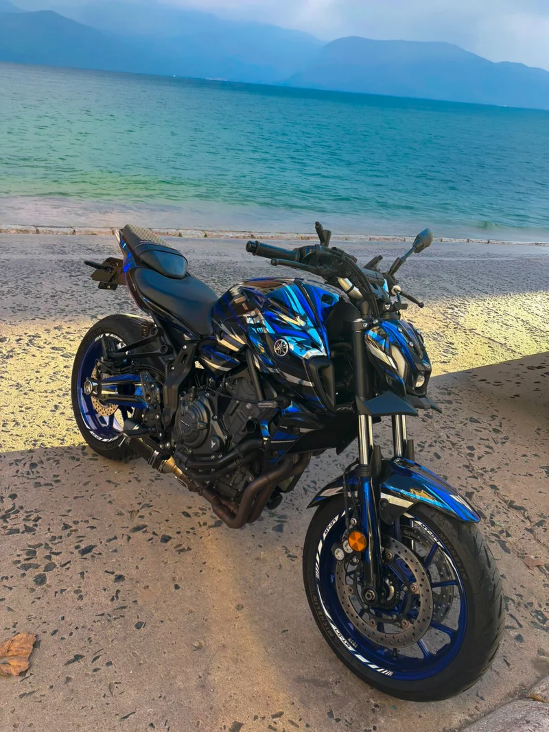 Kit Déco Yamaha MT 07 2021-2024 - BLUE RACE (100% chrome recommandé)