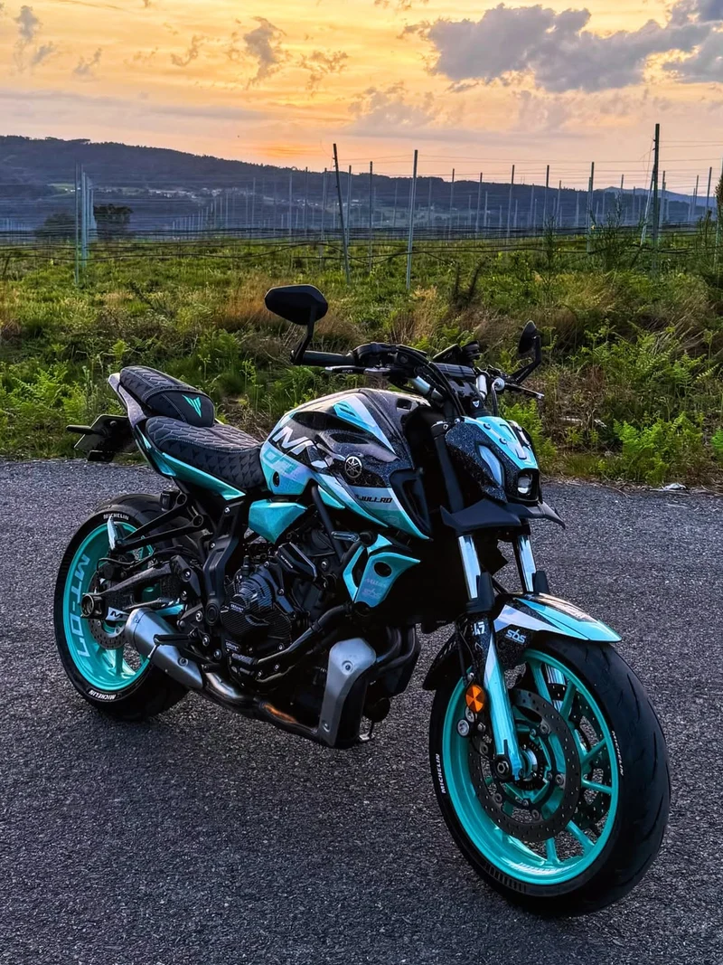 Kit Déco Yamaha MT 125 / MT 03 / MT 07 / MT 09 / MT 10 Semi-Personnalisé - ESSENZA